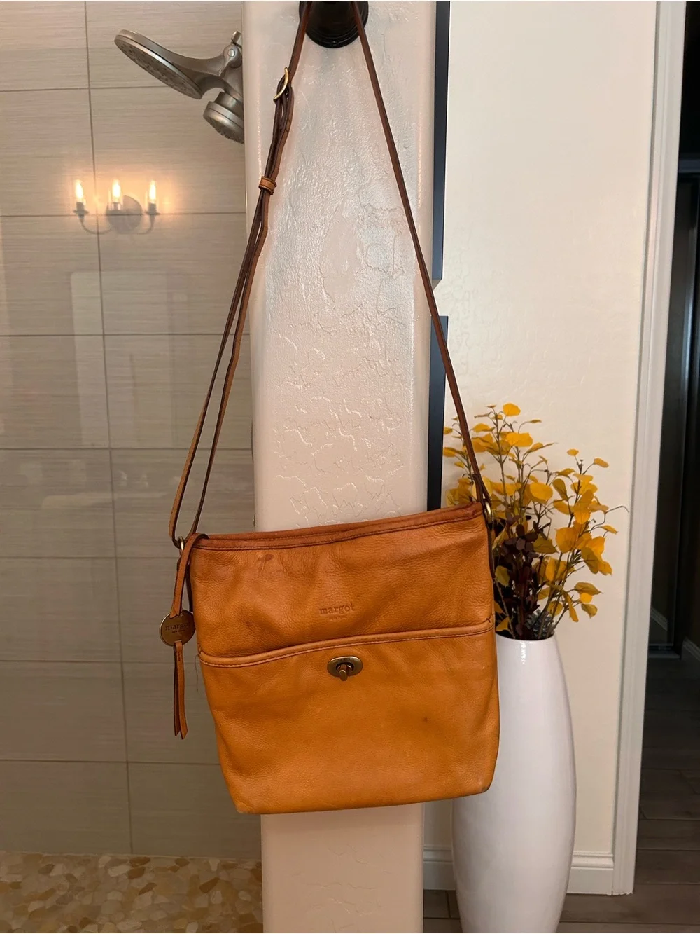 Leather Crossbody Bag in Warm Tan – Classic Everyday Style